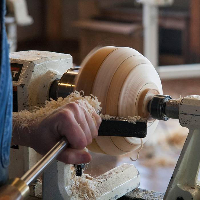 Turning bowls on a wood outlet lathe